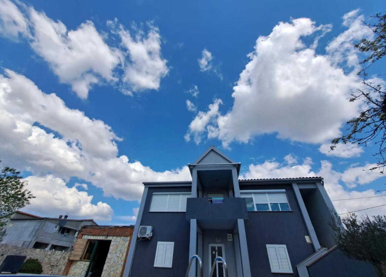 Iva Apartman Sa Bazenom Donji Zemunik 外观 照片