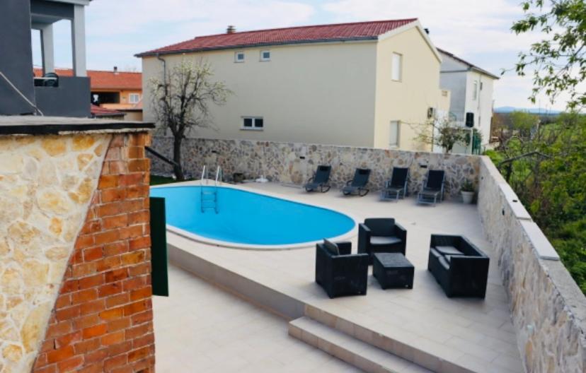 Iva Apartman Sa Bazenom Donji Zemunik 外观 照片