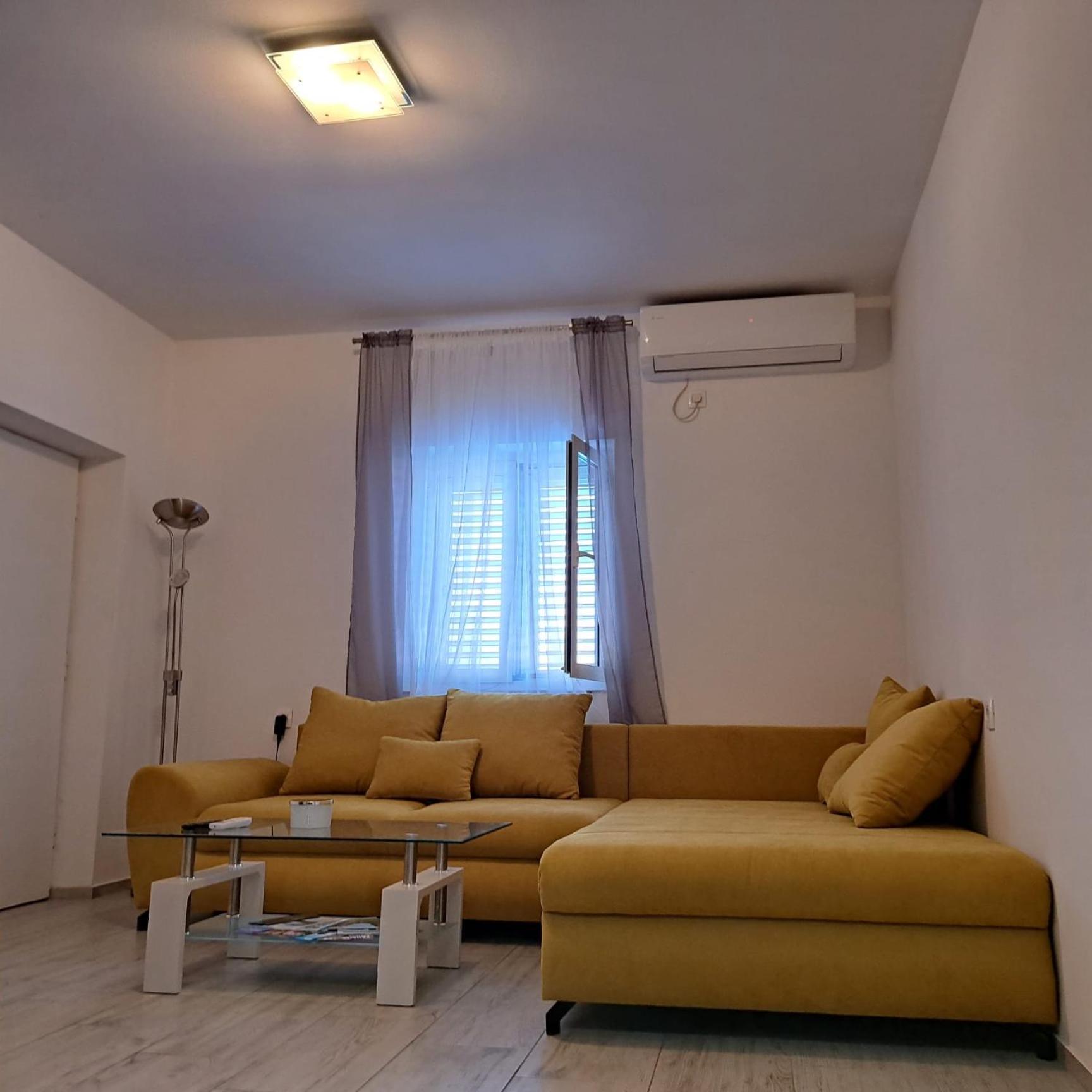 Iva Apartman Sa Bazenom Donji Zemunik 外观 照片
